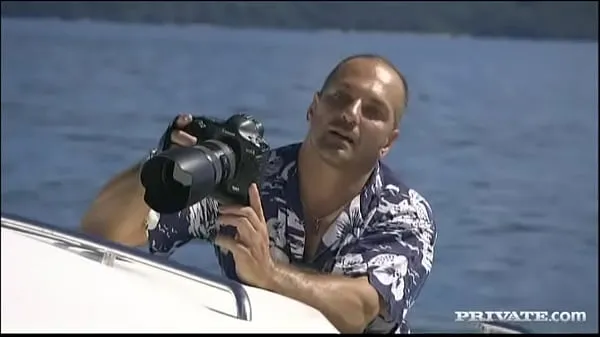 Mostra Renata Black Takes on Two Guys While on a Boat as She Pulls off a DP clip dell'unità