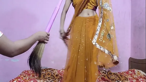 Εμφάνιση κλιπ μονάδας δίσκου wearing a yellow sari kissed her boss