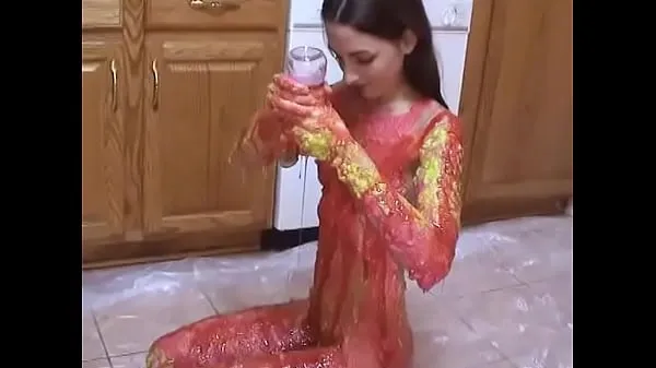 Horny bitch in the kitchen is playing around in the food coloring and syrup ڈرائیو کلپس دکھائیں