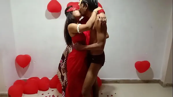 Εμφάνιση κλιπ μονάδας δίσκου Newly Married Indian Wife In Red Sari Celebrating Valentine With Her Desi Husband - Full Hindi Best XXX