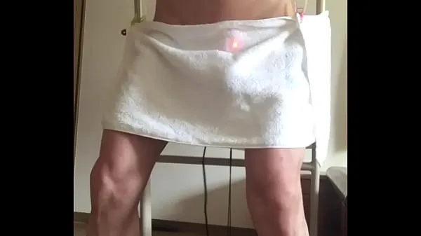 Mostra The penis hidden with a towel comes off when it moves and is exposed. I endure it, but a powerful vibrator explodes and eventually the towel falls. Ejaculate in 1 minute of premature ejaculation clip dell'unità