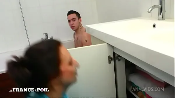 Εμφάνιση κλιπ μονάδας δίσκου French youngster buggers his cougar landlady in the shower