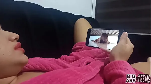 Hiển thị With my stepsister, Stepsister takes advantage of her hot milf stepbrother watches porn and goes to her brother's room to look for cock in her big ass lái xe Clips