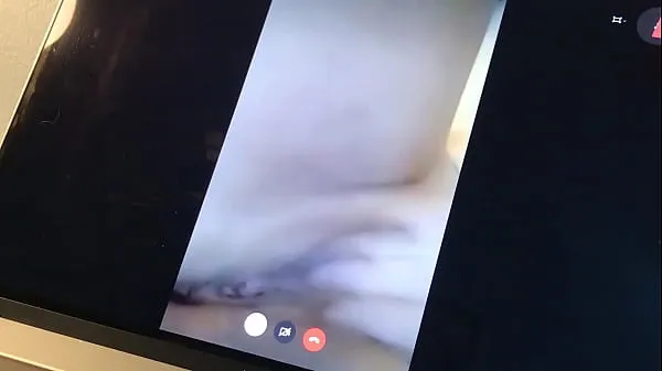 Prikaži Spanish mature milf sticking her tongue out on webcam so that they cum on her face. Leyva Hot ctdx posnetke pogona