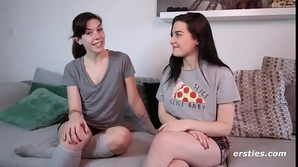 Vis Ersties: Cute Lesbian Couple Take Turns Eating Pussy stasjonsklipp