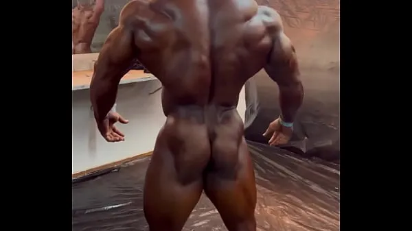 Stripped male bodybuilder meghajtó klip megjelenítése