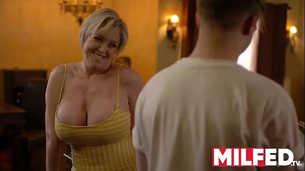 Mostra Mother-in-law lo seduce con le sue ENORMI tette (Dee Williams) - MILFED clip dell'unità