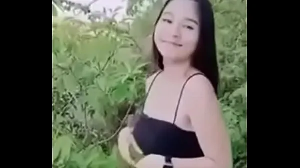 显示Little Mintra is fucking in the middle of the forest with her husband驱动器剪辑