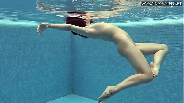 Visa Lady Dee cute shy Czech teen swimming enhetsklipp