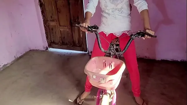 Village girl caught by friends while riding bicycle meghajtó klip megjelenítése