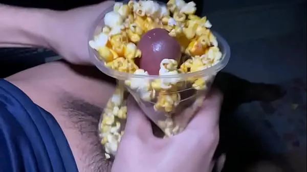 Tunjukkan Jerk off with popcorn Klip pemacu