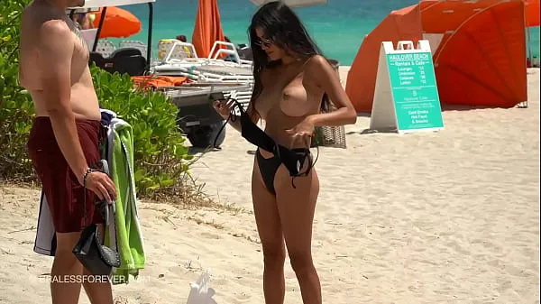 显示Huge boob hotwife at the beach驱动器剪辑
