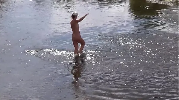 Vis Russian Mature Woman - Nude Bathing stasjonsklipp