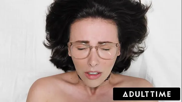 ADULT TIME - How Women Orgasm With Casey Calvert meghajtó klip megjelenítése