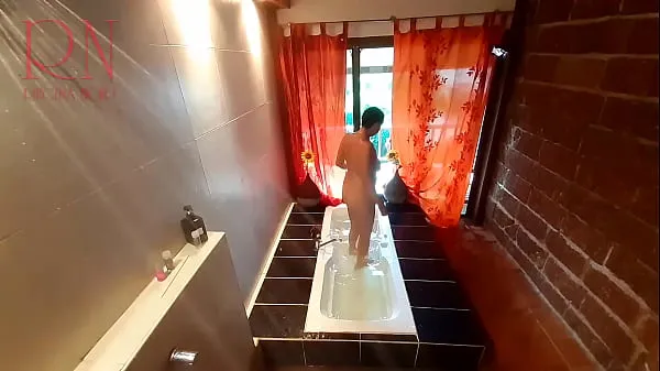 Εμφάνιση κλιπ μονάδας δίσκου Peep. Voyeur. Housewife washes in the shower with soap, shaves her pussy in the bath. 2 1