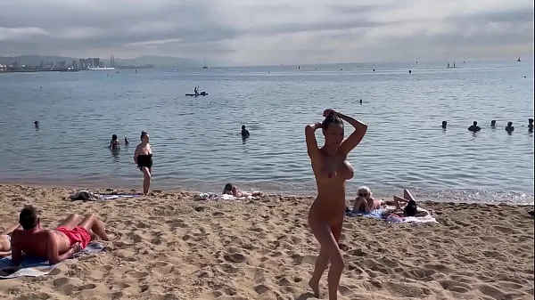 Visa Naked Monika Fox Swims In The Sea And Walks Along The Beach On A Public Beach In Barcelona enhetsklipp