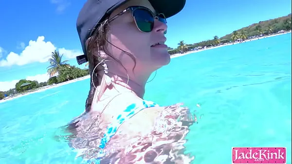 Couple on vacation public fuck at the beach underwater creampie meghajtó klip megjelenítése