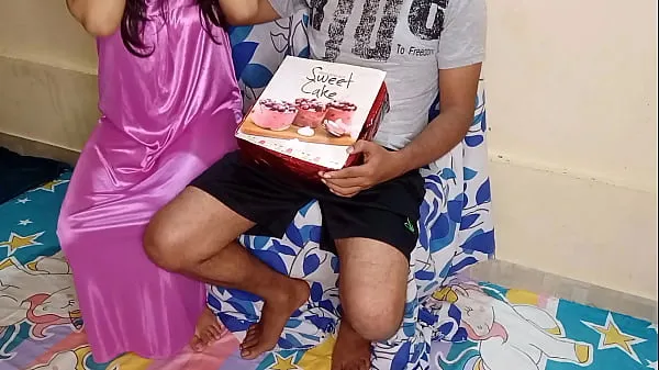 显示indian XXX Step Mom Get special cake box surprise on birthday with Hindi Voice驱动器剪辑