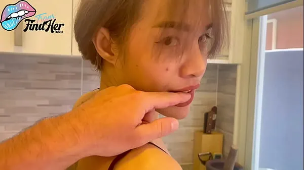 Hiển thị Asian Ladyboy Housewife Fucked in the Kitchen lái xe Clips