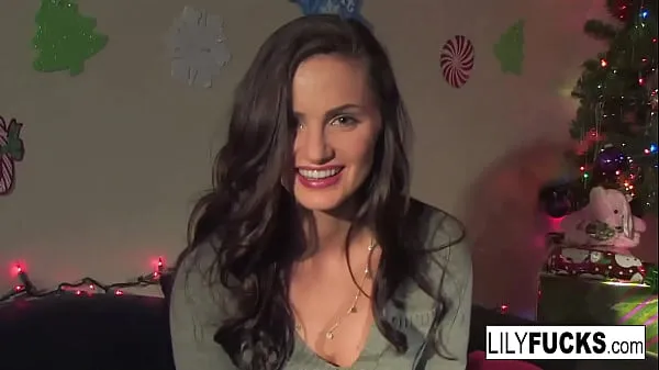 Mostrar Lily nos cuenta sus cachondos deseos navideños antes de satisfacerse en ambos agujeros clips de unidad