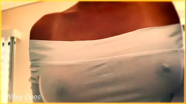 Vis PREVIEW - WIFE shows amazing tits in braless wet shirt stasjonsklipp