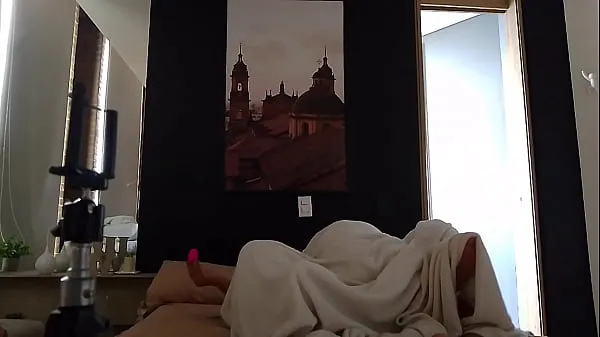 Hiển thị She asks me to put the sheet on so she can fuck her pussy missionary, I make love to her romantically because she is very sexy, a hot rich couple end up having romantic sex in a motel under the blanket lái xe Clips