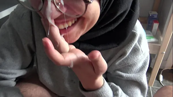 Clips Ein muslimisches Mädchen ist verstört, als sie den großen französischen Schwanz ihres Lehrers sieht Laufwerk anzeigen