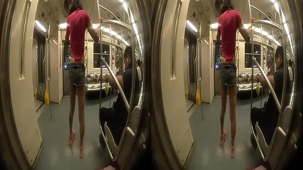 Tunjukkan Skinny showing off in the subway, VIRTUAL REALITY, wear glasses so you can feel this skinny's big ass Klip pemacu