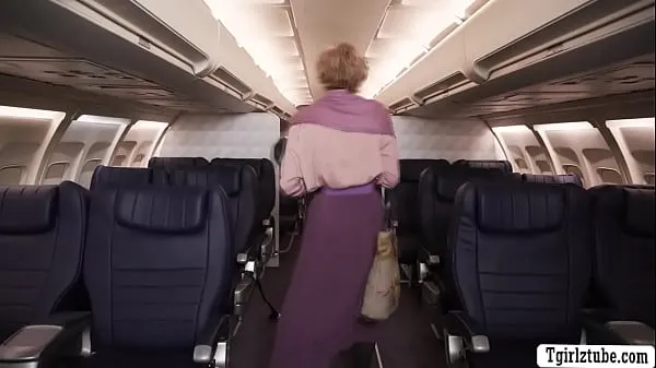 显示TS flight attendant threesome sex with her passengers in plane驱动器剪辑