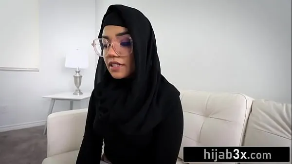 Tampilkan Nerdy Big Ass Muslim Hottie Gets Confidence Boost From Her Stepbro drive Klip