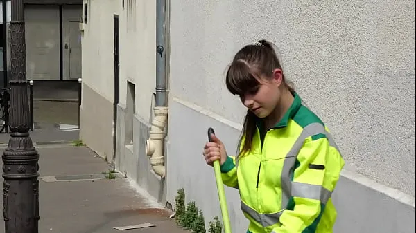 Visa French star Luna Rival sweeps the streets 1 enhetsklipp