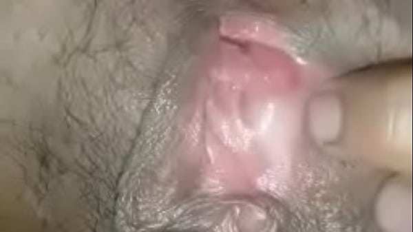 Show Spreading the big girl's pussy, stuffing the cock in her pussy, it's very exciting, fucking her clit until the cum fills her pussy hole, her moaning makes her extremely aroused drive Clips