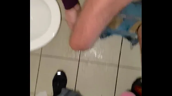 Mostrar Amateur gay sucking cock in public toilet Clipes de unidade