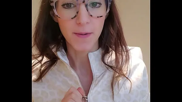 显示Hotwife in glasses, MILF Malinda, using a vibrator at work驱动器剪辑