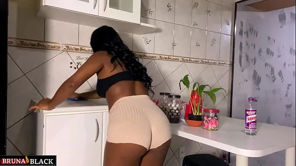 Mostrar Hot sex with the pregnant housewife in the kitchen, while she takes care of the cleaning. Complete Clipes de unidade