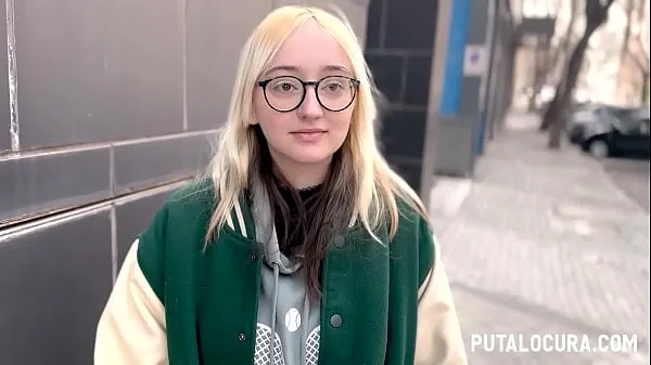 Prikaži PutaLocura - Torbe catches blonde geek EmeJota and fucks her posnetke pogona