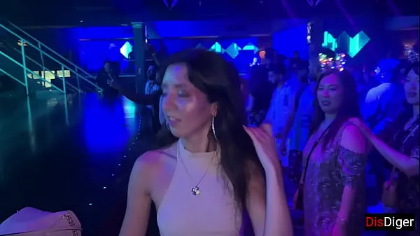 ドライブHorny girl agreed to sex in a nightclub in the toiletクリップを表示します