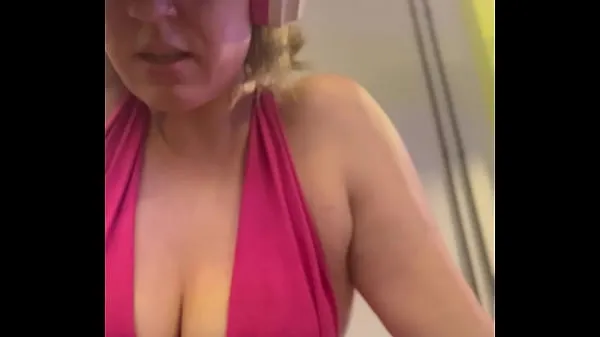Hiển thị Wow, my training at the gym left me very sweaty and even my pussy leaked, I was embarrassed because I was so horny lái xe Clips