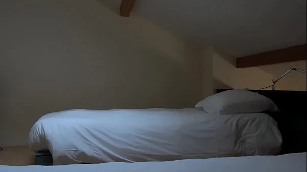 ドライブnaughty girl lying on the bed touches her pussyクリップを表示します