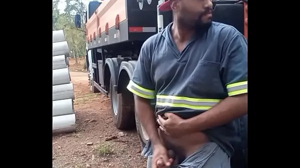 显示Worker Masturbating on Construction Site Hidden Behind the Company Truck驱动器剪辑