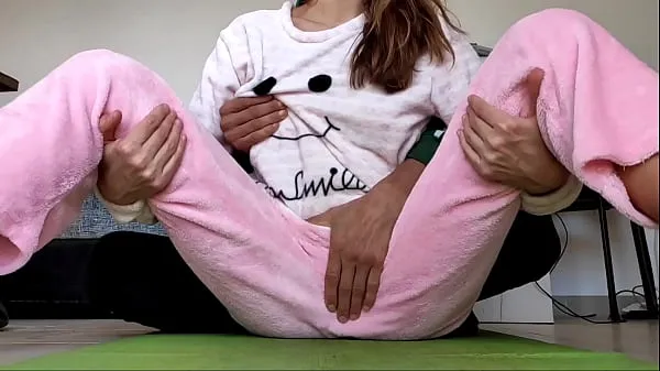 Clips asiatische Amateurin, echte, hausgemachte, neckende Muschi und kleine Titten, Fetisch im Pyjama Laufwerk anzeigen