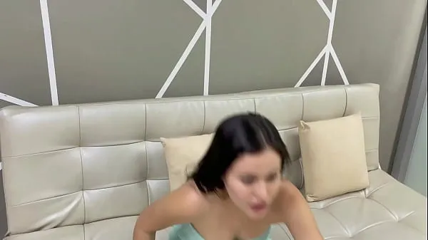 Mostra Beautiful young Colombian pays her apprentice engineer with a hard ass fuck in exchange for some renovations to her house clip dell'unità