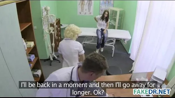 Mostra Horny assistant hits on her patient clip dell'unità