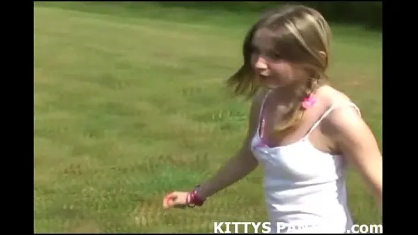 Näytä Innocent teen Kitty flashing her pink panties ajoleikettä
