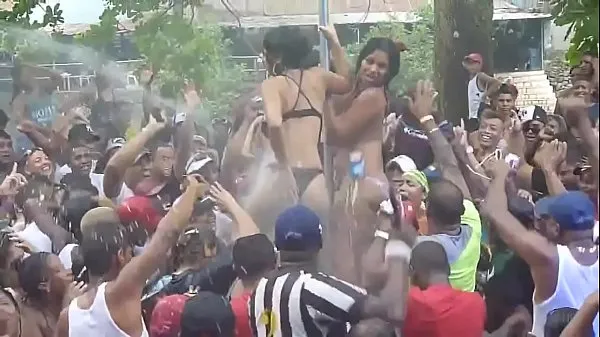 Prikaži Women undress at Panamanian carnival - 2014 posnetke pogona