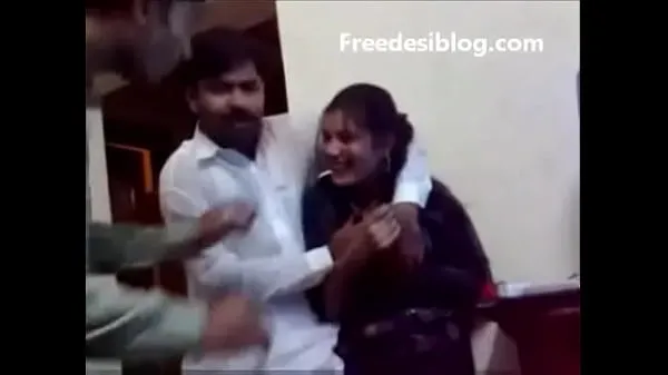 Visa Pakistani Desi girl and boy enjoy in hostel room enhetsklipp