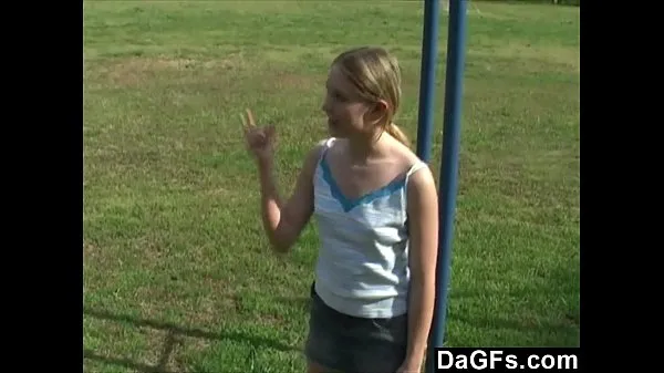 Visa Dagfs - Little Pussy Plays In The Park And Flashes Her Body enhetsklipp