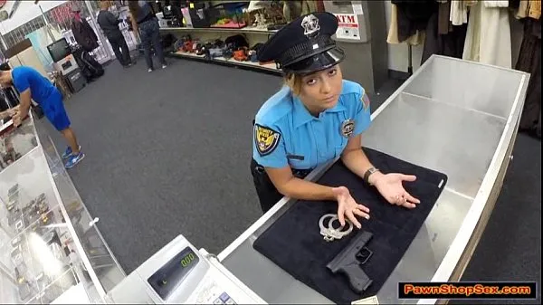 Klipleri Police officer pawns her gun and is fucked sürücü gösterme